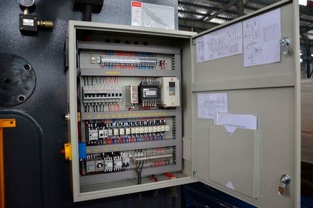 FABTEC CNC-PBA 300 
 Электрошкаф 
Служит для размещения электрооборудования станка  В станках серии HPJ используется оборудование Siemens и Schneider;