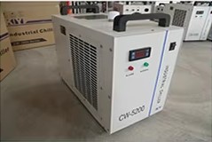 CO2 FABTEC HT-1610 
 Водяной чиллер CW-5200 
Чиллер служит для охлаждения жидкости, которая нагревается в процессе поглощения лишнего тепла, образующегося при лазерном излучении  Охлаждение происходит с использованием принудительной циркуляции  ...