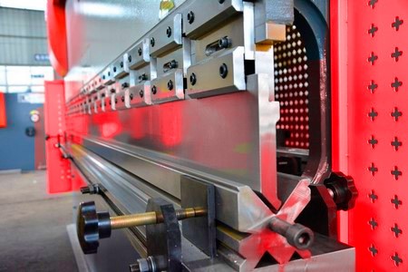 FABTEC CNC-PBA 300 
 Стандартные матрица и пуансон 
Верхний инструмент (Пуансон) имеет тип крепления AMADA-Promecam; Нижний инструмент (Матрица) – 4-х сторонняя многоручьевая матрица;