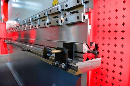 FABTEC CNC-PBA 300 
 T-образный паз на рабочем столе 
 Служит для закрепления нижнего инструмента любых, даже нестандартных размеров и установки кронштейнов передней поддержки листа;
  
